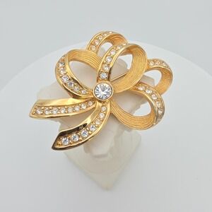 Vtg SWAROVSKI Signed Bow Ribbon Brooch Pin Clear Crystal Accents Gold Plate 2"